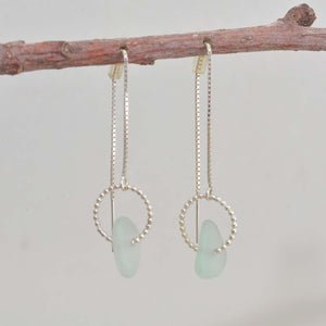 Sea glass threader earrings in sterling silver. (E598)