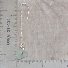 Load image into Gallery viewer, Sea glass threader earrings in sterling silver. (E598)
