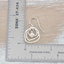 Load image into Gallery viewer, Dangle earrings with cultured pearls in sterling silver. (E643)
