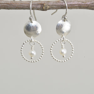 Dangle earrings in sterling silver with cultured pearls. (E651)