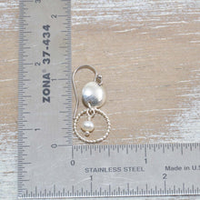 Load image into Gallery viewer, Dangle earrings in sterling silver with cultured pearls. (E651)

