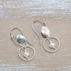 Dangle earrings in sterling silver with cultured pearls. (E651)