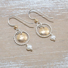 Load image into Gallery viewer, Dangle earrings in sterling silver and 14k gold fill with cultured pearls. (E652)
