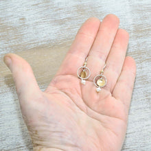 Load image into Gallery viewer, Dangle earrings in sterling silver and 14k gold fill with cultured pearls. (E652)
